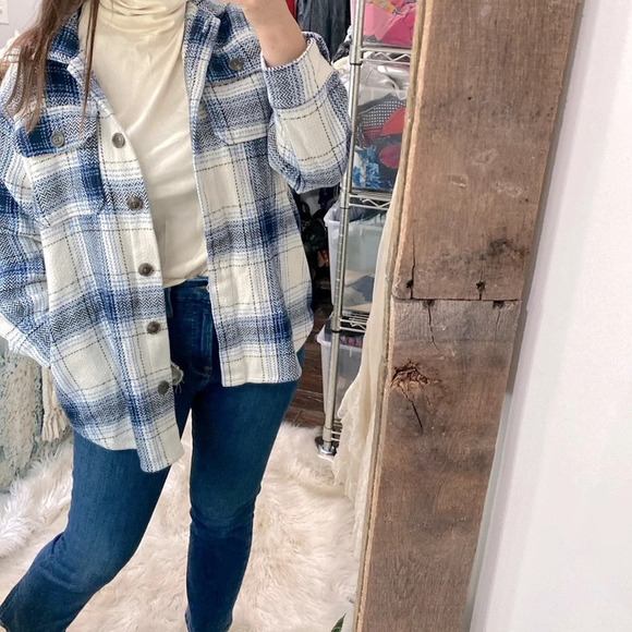 Time and Tru blue plaid shacket size medium with pockets - Picture 3 of 8